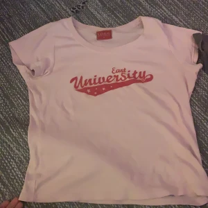 T-shirt - As söt Y2k t-shirt i rosa😍😍 står strlk M men passar S