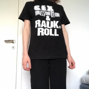 Kul! Tröja! - Nåt för gotlänningen? ”Rolig” t-shirt. Syftar alltså på raukarna på Gotland. Köpt i Visby