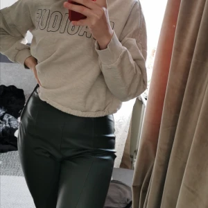 Mörkgröna Skinnbyxor  - Säljer skinnbyxor köpta här. Storlek 36, passade inte mig😁kan fraktas gratis 