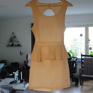 Vit klänning strl S - Jättefin vit klänning med volang(vitare än vad den ser ut) Öppen rygg med dragkedja längst ner och knäpps med knappar längst upp. 79 cm lång när den hänger på galge och säljer pga för kort för mig (175 cm lång). Frakt ingår och betalning sker via swish. 