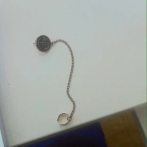  - Earcuff-örhänge med peace-tecknet. 