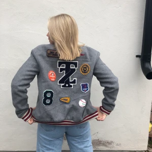 Baseboll jacka - INTRESSEKOLL på min baseboll/varsity jacka.  Storlek XS oversized. Men är lite ”oversized” på mig som brukar ha S/M. Kommer endast sälja vid bra pris så buda på från 300 kr! 💗💗 Sparsamt använd!!