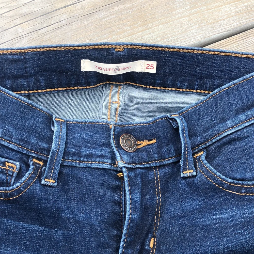 710 super skinny blåa jeans från Levis. Använda 3-5 gånger  Köparen står för frakt, kan mötas upp om du bor nära. Hör av dig vid frågor!. Jeans & Byxor.