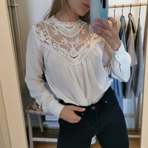 Vit blus med spets  - Bra skick.  Ej frakt, möts upp vid Stureplan eller Slussen 😊🌸