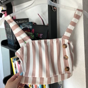 Stretchig topp - Väldigt strechig topp i storlek s skulle kunna passa lite större. Aldrig använd. Köpare står för frakt 