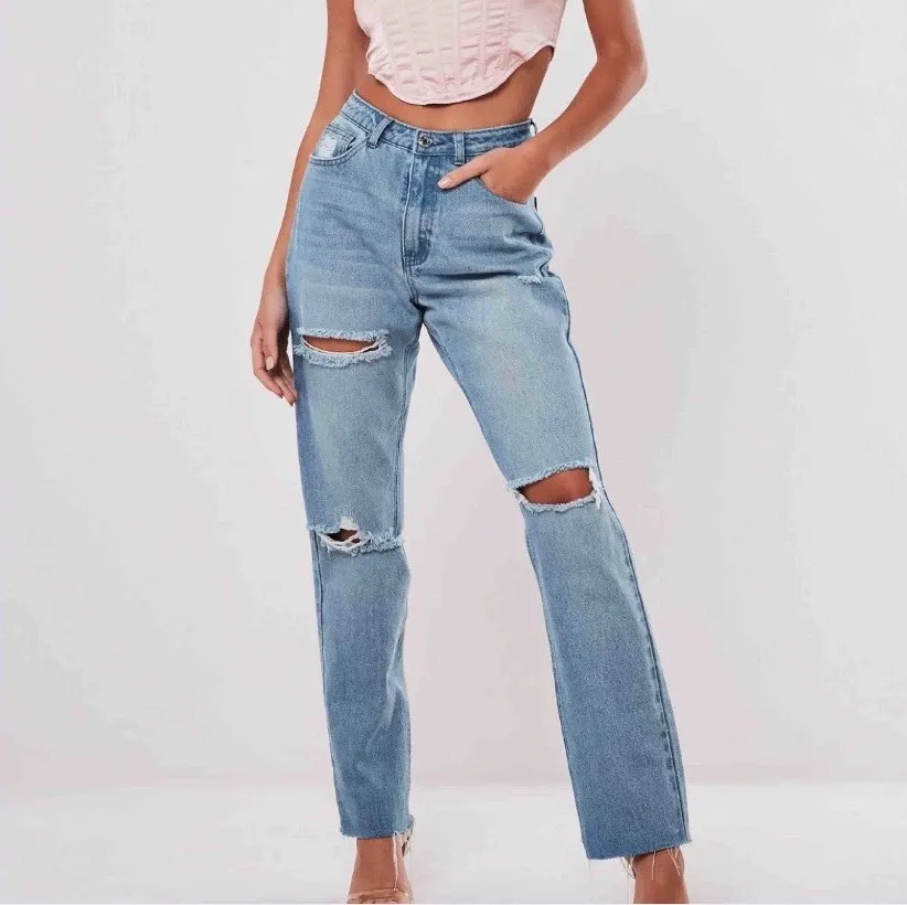 supersnygga och trendiga jeans från missguided som är helt slutsålda på deras hemsida!🤩 prislapp och allt på, helt nya! Pris 300, men budgivning om flera vill ha.. Jeans & Byxor.