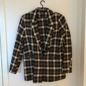 Rutig oversized kavaj - Vintage inspirerad kavaj från Ginatricot som tyvärr inte kommer till användning. Skit snygg och bra kvale❤️💛👌🏼