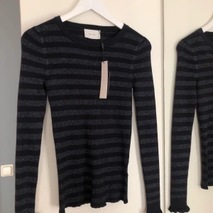 Glitter randig långärmad!  - Glittrig randig långärmad tröjan från Neo Noir, prislappen är kvar! Säljer pga får ingen användning av tröjan! Nypris 500kr 