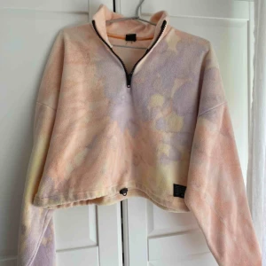  - Snygg tie dye crop-top från Urban Outfitters. Fleecetyg och supermysig! Dragsko och dragkedja, säljer då den tyvärr inte är min stil. Passar alla storlekar!💕 Köpare står för frakt! ❗️BUDA❗️