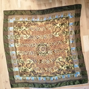 Sjal - Satin sjal som kan användas på många olika sätt. 95 * 95cm.  Bild nr.1 är tips på hur man skulle kunna ha den som topp🥰❤️ ⭐Säljer fler sjalar i min profil, fler köp = mer rabatt! 