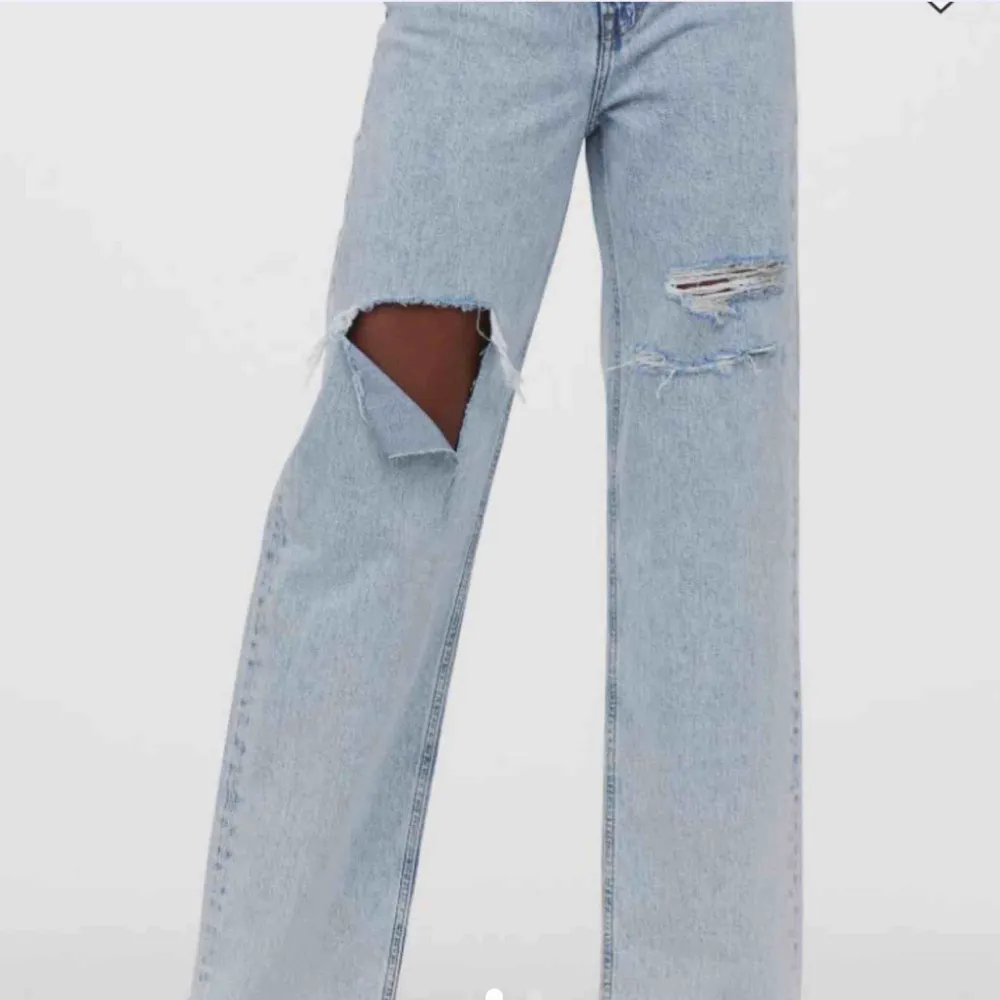 !!SÖKER!!  Söker liknande byxor som ovan i strl 32-36💕  Kontakta gärna mig om du säljer . Jeans & Byxor.
