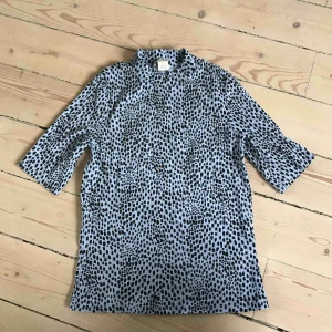  - Mönstrad tröja från Monki. Helt oanvänd. Förtjänar att användas mer!!!