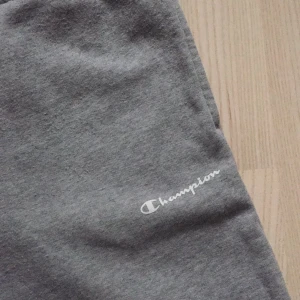 champion mjukisbyxor - ett par exakt likadana ljusgrå champion mjukisbyxor som jag redan lagt ut. dessa i lite bättre skick