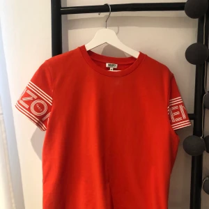 Kenzo t-shirt - En t-shirt från Kenzo, KNAPPT använd, väldigt bra skick!     Köparen står för frakten.
