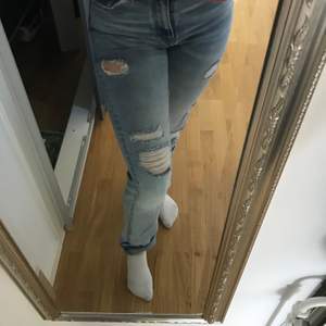Nya jeans från H&M väldigt snygga High Waist straight jeans , (köparen står för frakten) nypris 599, budpris 300 (pris kan diskuteras) 
