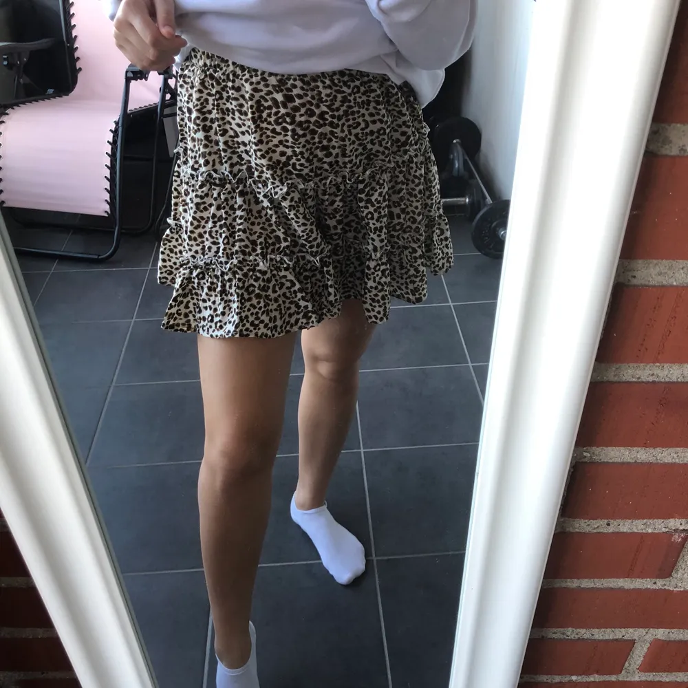 Leopardmönstrad kjol i storlek S. Aldrig använd, säljer på grund av dubbelköp! Har en själv och jag själv älskar den✨ Fin, bekväm och funkar till allt! Köparen står för frakten🌼. Kjolar.