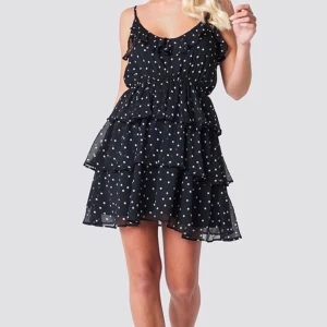 Linn Ahlborg X NAKD klänning - Jättesöt sommarklänning från Linn Ahlborg X NAKD som tyvärr inte kommer till användning:( nästintill helt oanvänd!