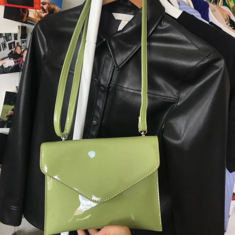 Säljer en jättefin grön väska från hvisk som har kvar sin prislapp! Det är en axelväska så man kan ljusters hur den ska sitta osv🥰 jättefin nu till sommaren. Väskor.