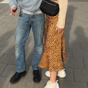 Leopard satinkjol - Säljer min superfina satinkjol från & Other Stories. Storlek 36 och är som ny i skicket. Nypris 690 kr. Köparen står för 55 kr frakt💖