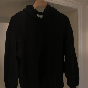 & other stories hoodie  - Säljer min svarta hoodie från & other stories!! En oversized modell vilket gör att den passar dem flesta storlekarna. jag är vanligtvis en S och den sitter oversized på mig. knappt använd, kanske 4-5 gånger. 