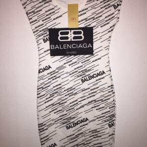 Balenciaga klänning i storlek S. Inte äkta. 450kr Nytt pris 700kr! ✨✨