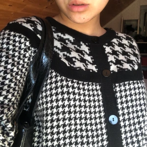 Cardigan - Cardigan från monki cond 7/10 storlek xs/s men passar även mindre och större beroende på önskad passform. Frakt tillkommer på 44kr, priset kan prutas vid snabb affär