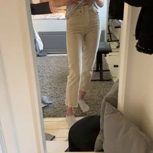 Jeans - Beiga jeans från zara som använts ca 3 gånger. När jag hade köpt dem visade det sig att det var ett litet hål som jag inte orkat fixa men det är bara o sy igen (se bild 2) väldigt fina o passar bra om du är smal i midjan 