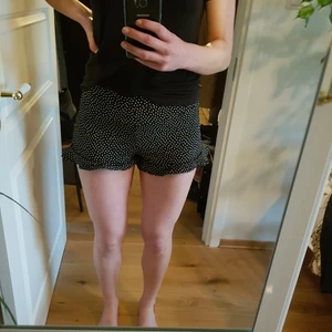 Prickiga shorts från ZARA med volang  - Använda ett par gånger.