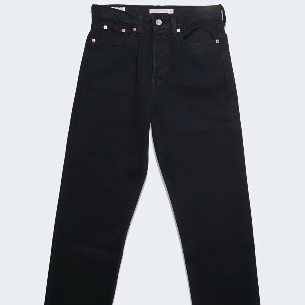Säljer mina Levis Wedgie Straight Jeans i storlek W25 L28, då de blivit för små för mig. Köpta på Carlings för 999:-. Använda 1-3 ggr, MYCKET fint skick!!🦋 Mitt pris: 350kr + 60kr i frakt. Betalning sker via Swish💜Skriv för fler bilder🥰. Jeans & Byxor.