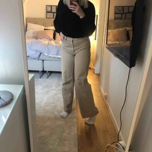  - As trendiga beiga vida byxor. Modellen Yoko från monki. Jätte bekväma 