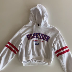 Cropped hoodie, strl M - Endast använd ett fåtal gånger, strl M, köpt från H&M