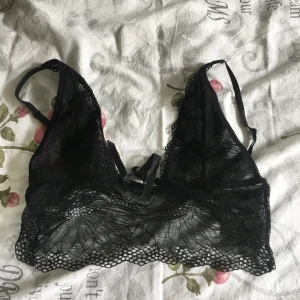 Svart topp/bh - Svart topp. Använd fåtal gånger. Knyter ihop den.