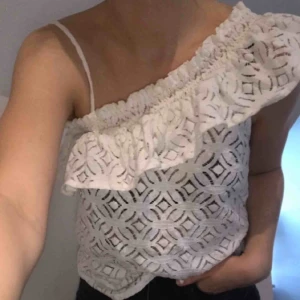  - Vit linne i spets från H&M. Jättefin speciellt nu till sommaren.