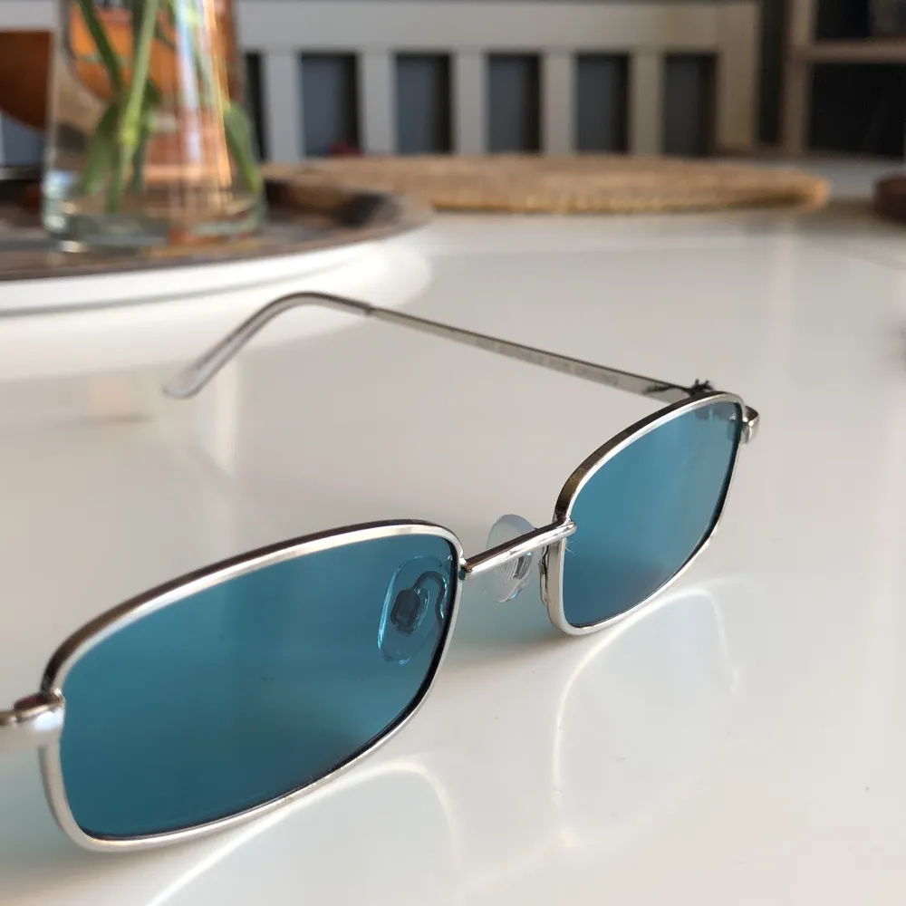 Riktigt feta solbrillor med blått glas, perfekta till sommaren.. Accessoarer.