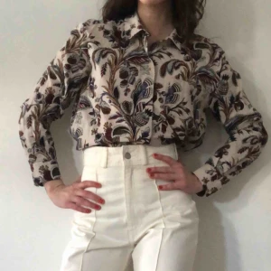  - Sparsamt använd bomullsskjorta från & Other Stories. Märkt 36 men är oversize. Längd: 66 cm, bredd: 52 cm  Betalning sker med Swish. Köparen står för frakt. Kan annars hämtas upp i Hökarängen.