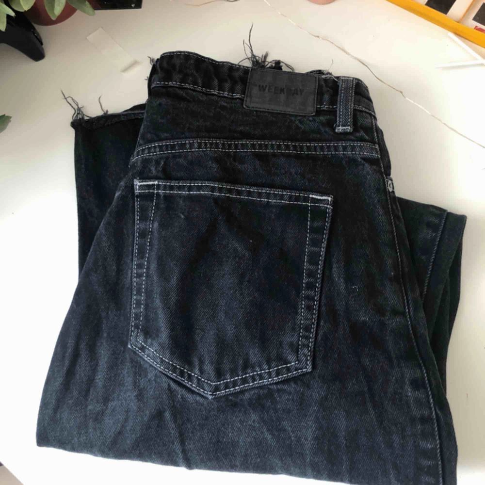 De populära weekday row jeansen med markerad söm! De sitter som en DRÖM ! Dessa passar någon som är ca 155-170 beroende på önskad passform ❤️. Jeans & Byxor.