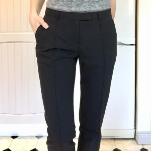 Kostymbyxor Topshop  - Svarta kostymbyxor i fint skick. Strl S. Frakt tillkommer (ca 55kr).