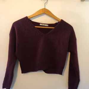Stickad tröja från nakd  - Färgen är vinröd/lilla. Den är fin och går bra att både klä upp och klä ner. Storlek xs. 