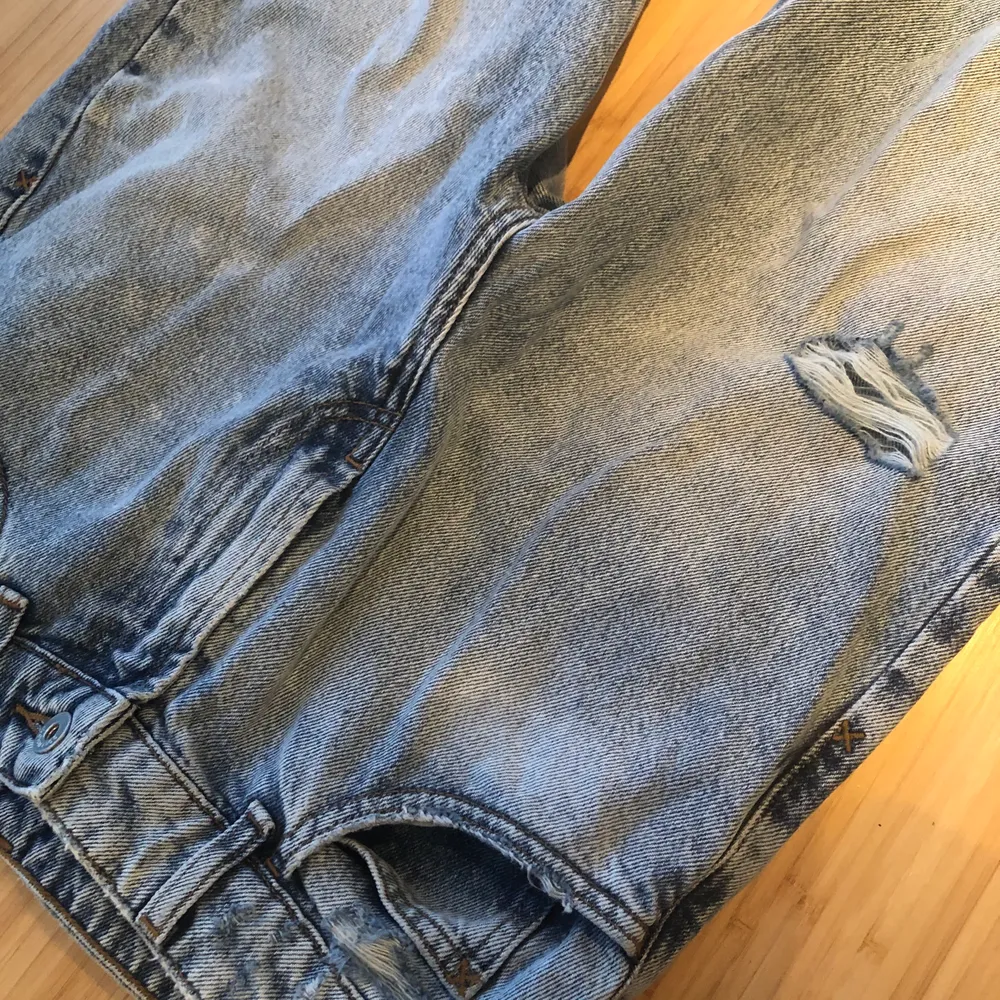 Säljer ett par helt oanvända jeans från asos, märket COLLUSION, pga fel storlek och inte orkat skicka tillbaka. Väldigt fin tvätt, med snygga slitningar och snygg modell med raka ben. Skulle säga att jeansen är ganska små i storleken. . Jeans & Byxor.