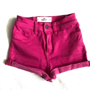 Hollister shorts  - Rosa, högmidjade shorts från Hollister, i storlek 24 (=storlek 34/S) 💘 I bra begagnat skick  Kan mötas upp i Örebro, annars frakt på 44kr!