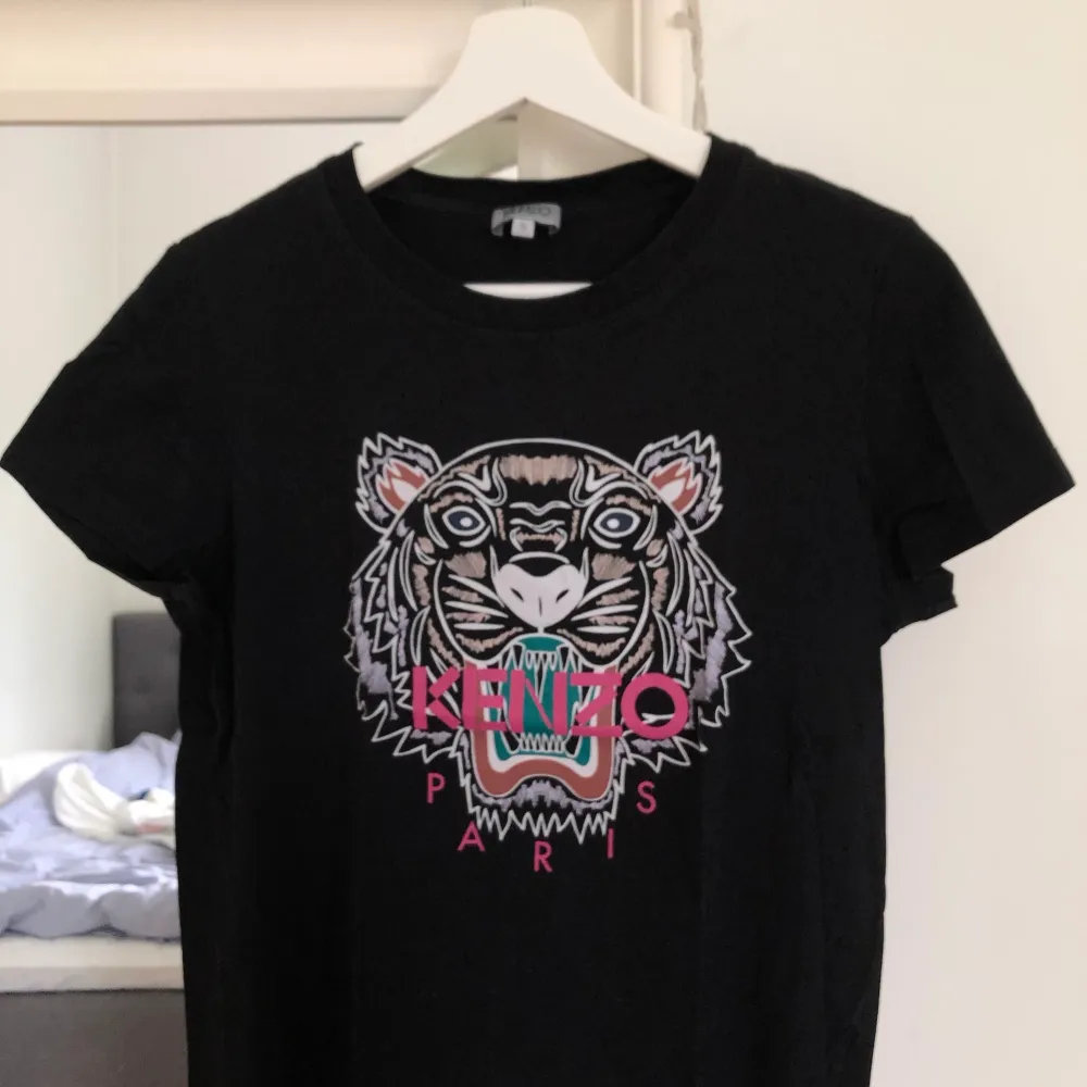 Äkta Kenzo t-shirt strl. S! Köpt för 1000kr. T-shirts.
