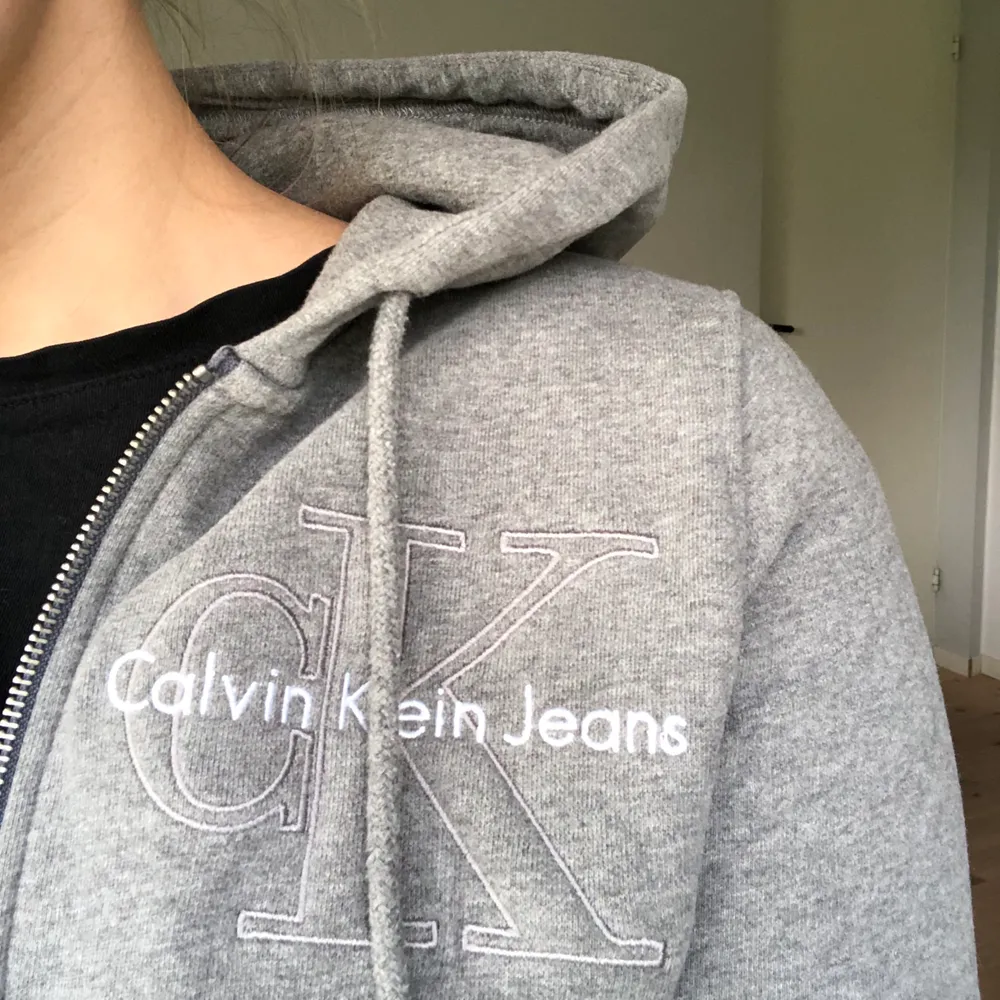 Hoodie från Calvin Klein strl S! Köpt för 999kr, frakt tillkommer på 65kr💕. Hoodies.