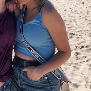 Steve Madden väska - Superfin Steve Madden väska inköpt i USA. Superfint skick med bred avtagbar axelrem. Nypris: 799kr. Buda från 150kr