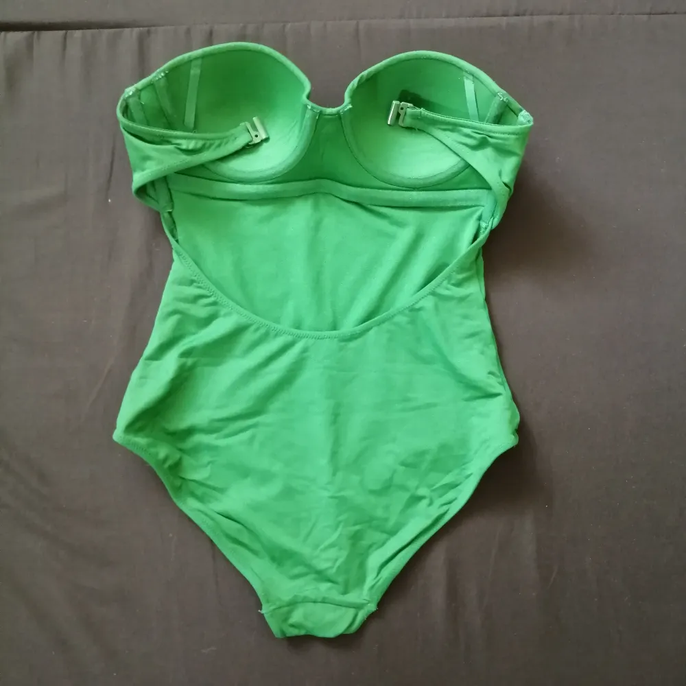Green swim suit size S from previous years. Worn for one summer. In good condition. Stripe is lost. . Övrigt.