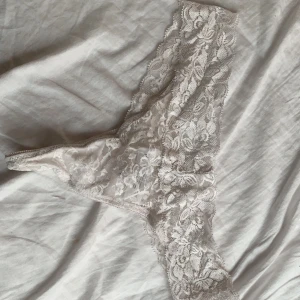 Oanvänd Spets stringtrosa - Oanvända vita spetstrosor som är string från gina tricot i storlek L