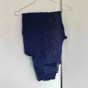  - Jättefint mörkblått pyjamasset från H&M. Knappt använt! Toppen har lite spets runt ”huvudöppningen”. Frakt tillkommer om det ska skickas.