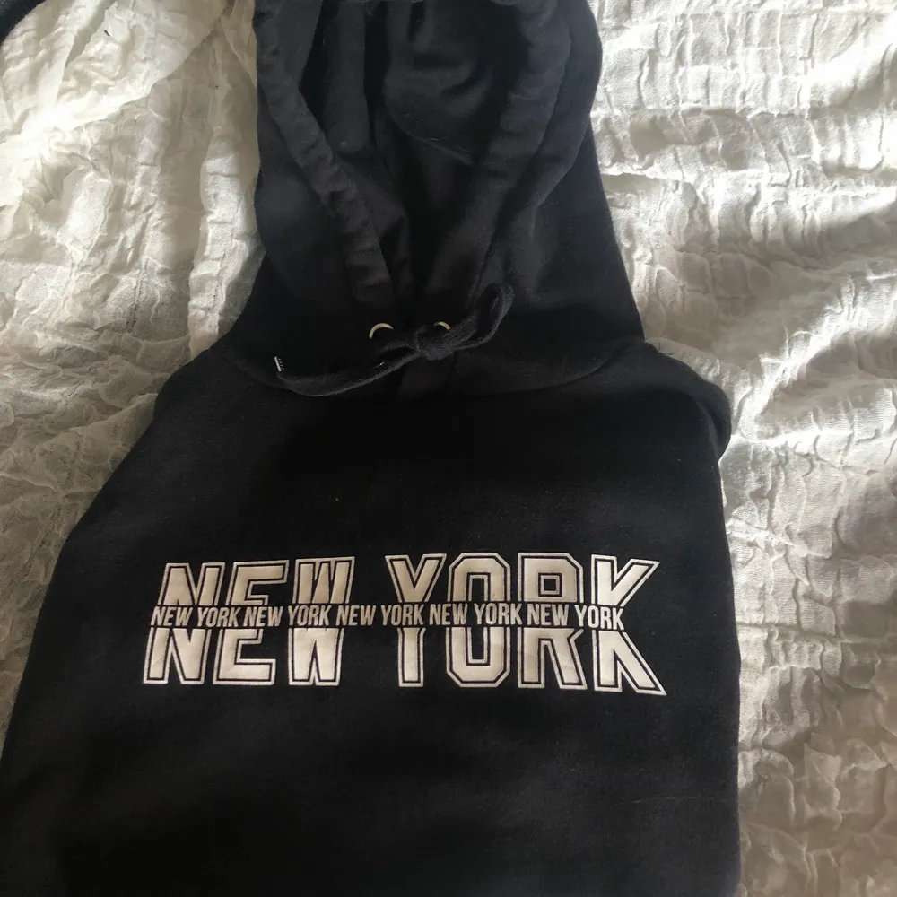 En Croppad New york hoodie.Frakt tillkommer.. Toppar.