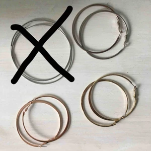  - Sjukt snygga hoops som tyvärr inte kommer till användning och därför säljs! 1 par för 10 kr eller alla för 30kr. Färgerna guld, rosé och 2 i silver. Kan mötas upp (Lund) eller frakta. Frakt tillkommer då🎀