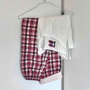 Rutigt pyjamasset - Pyjamasset från H&M. I använt skick men helt och rent! Frakt tillkommer om det ska skickas.