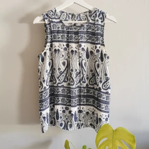 Blus från Only - Fin vit blus med blå detaljer, från Only. Knappar längsmed hela ryggen. Köparen står för frakt. 